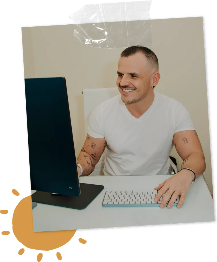 Gustavo Mora trabajando en la computadora