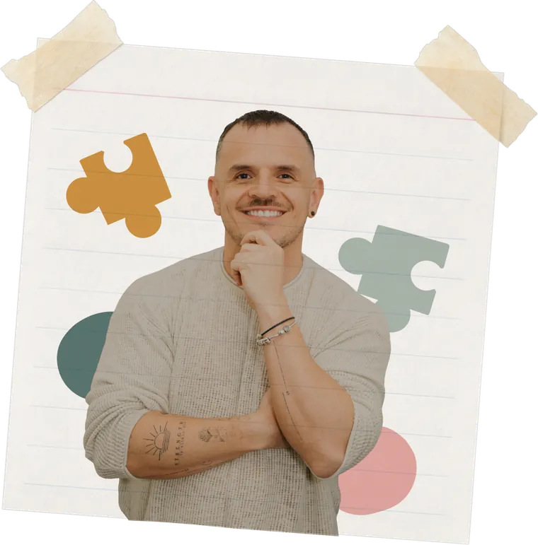 Retrato de Gustavo Mora sobre papel con piezas de rompecabezas