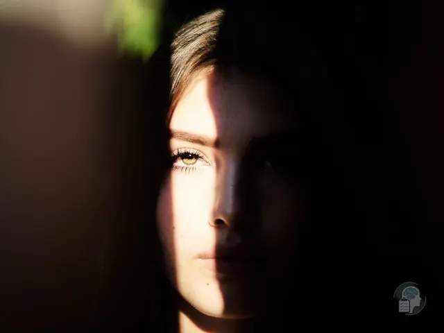 Rostro de una mujer mitad iluminado por el sol y mitad en sombra, imagen de los altibajos de ánimo de la ciclotimia