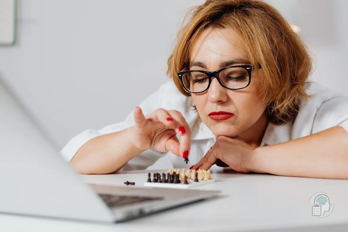 Mujer con gafas concentrada ante un tablero de ajedrez, razonamiento lógico y coeficiente intelectual