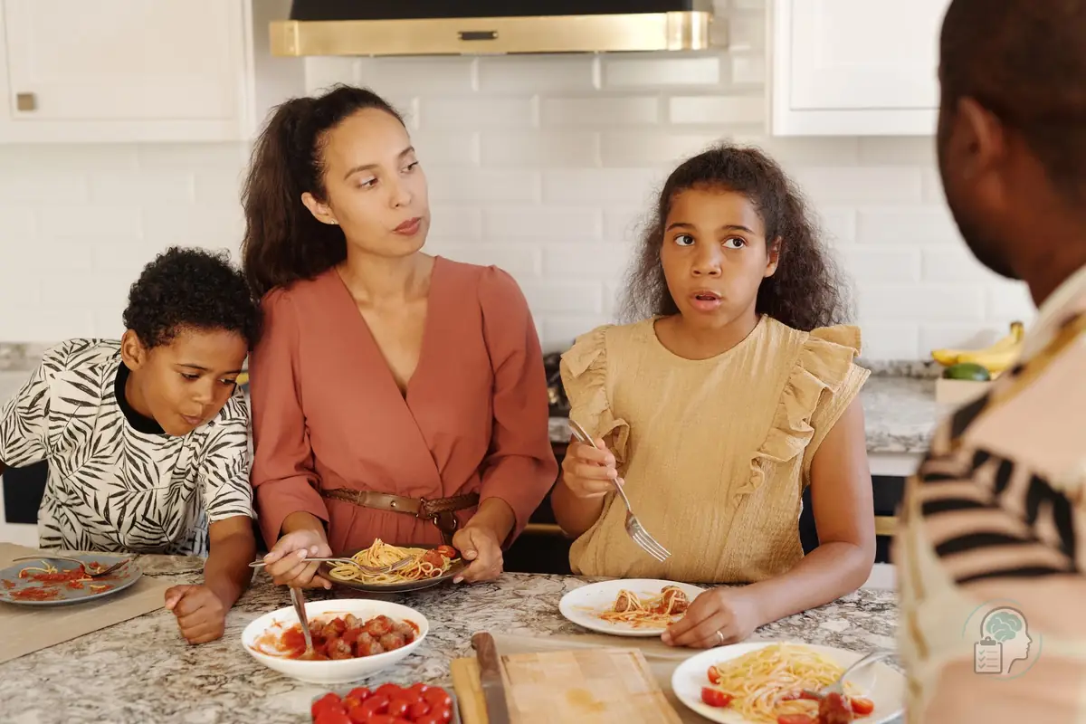 Familia compartiendo una comida tranquila en la cocina, con conversación sobre otros temas, como se recomienda al acompañar a alguien con un TCA