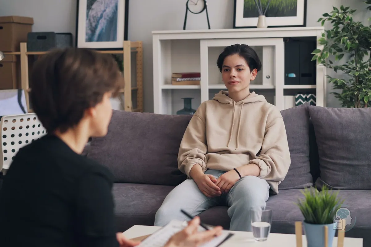 Persona joven conversando con su psicóloga durante una sesión de terapia en consulta