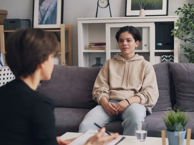Persona joven conversando con su psicóloga durante una sesión de terapia en consulta