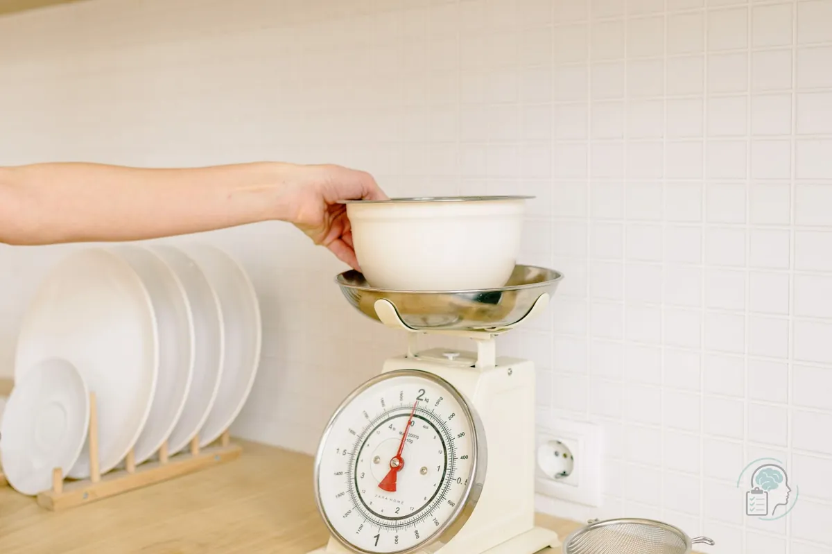 Mano colocando un bol sobre una báscula de cocina, como quien pesa todo lo que come por miedo a saltarse sus reglas