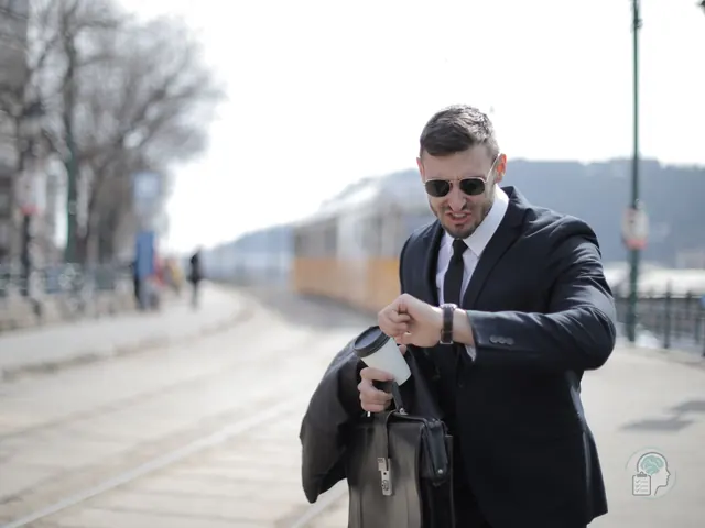 Hombre trajeado que mira el reloj con gesto de prisa mientras camina por la calle, una imagen de llegar siempre tarde
