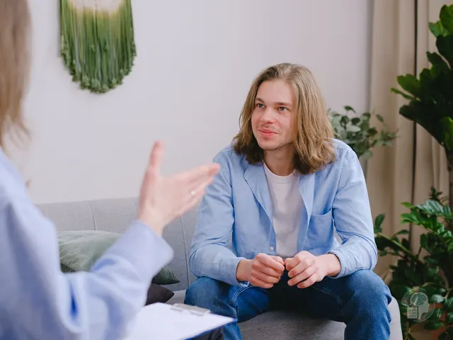 Joven adulto conversando tranquilo con su psicóloga en una sesión de terapia adaptada para adultos autistas
