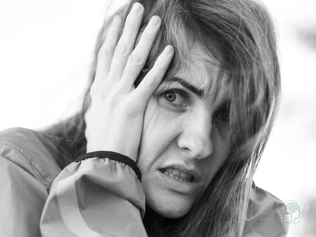 Mujer con expresión de miedo que se lleva la mano a la cabeza, en una imagen en blanco y negro que refleja un ataque de pánico
