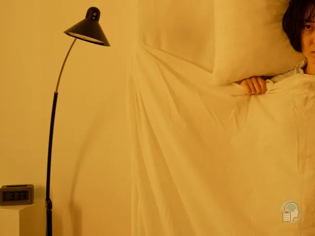 Mujer despierta de madrugada que se asoma bajo la sábana junto a un reloj que marca las 3:33, una escena típica del insomnio