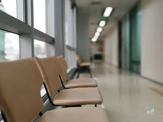 Sillas vacías en el pasillo de un centro sanitario, la espera para acceder al psicólogo por la Seguridad Social