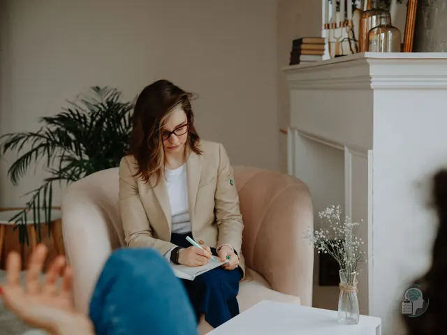Psicóloga tomando notas durante una sesión de terapia EMDR en una consulta cálida