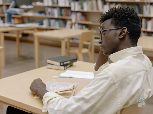 Joven adulto leyendo con esfuerzo en una biblioteca, una escena habitual en los distintos tipos de dislexia en adultos