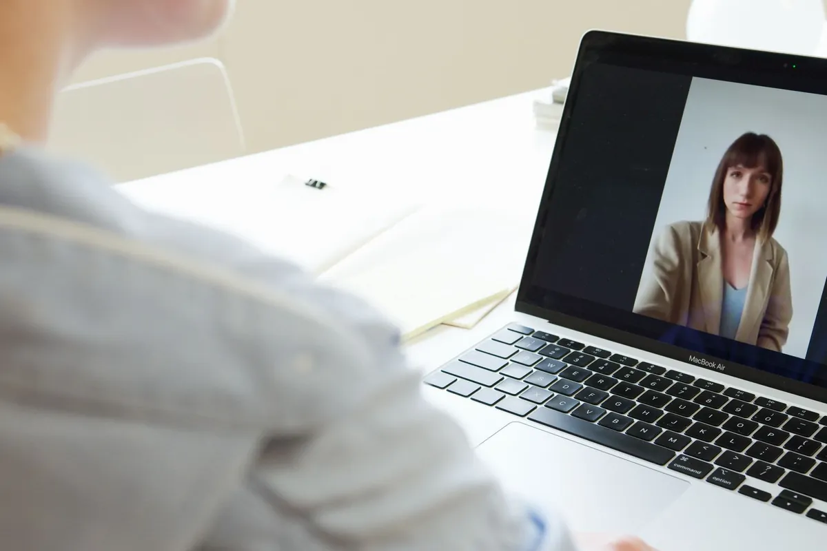 Psicóloga atendiendo a una paciente por videollamada en una sesión de terapia online