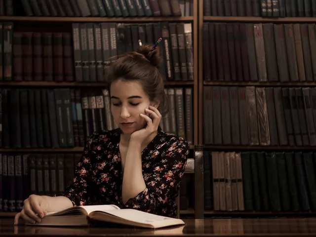 Mujer leyendo pensativa en una biblioteca, ilustrando el test de altas capacidades en adultos