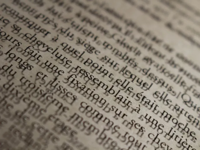 Primer plano de líneas de texto desenfocadas en un libro, que representa la dificultad de lectura de las personas con dislexia