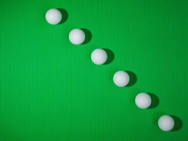 Bolas blancas alineadas en diagonal sobre un fondo verde, símbolo de la necesidad de orden y simetría que valora este test de TOC