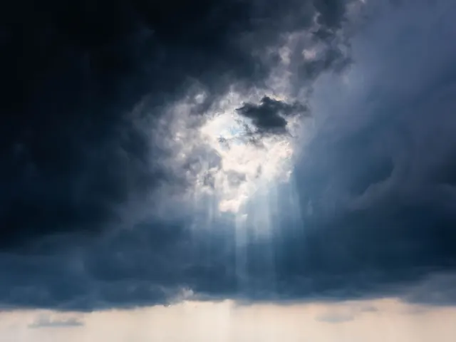 Cielo de tormenta con rayos de sol abriéndose entre las nubes, imagen de cabecera del test de trastorno bipolar